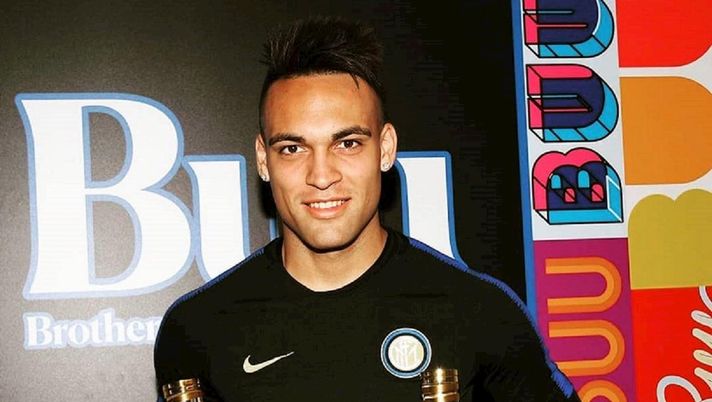 Inter, Lautaro premiato come “rivelazione” e per il gol più bello: l’agente esulta 
