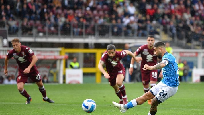 TURIN, ITALY - MAY 07: Lorenzo Insigne of SSC Napoli misses a penalty during the Serie A match between Torino FC and SSC Napoli at Stadio Olimpico di Torino on May 7, 2022 in Turin, Italy. (Photo by Valerio Pennicino/Getty Images)