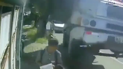 Camion piomba su pedone: illeso miracolosamente (video)