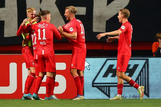 ENSCHEDE, NETHERLANDS - JULY 22: Michel Vlap of Enschede (3rd L) celebrates the third goal and 3-1 with his team mates during the Pre-Season friendly match between Twente Enschede and FC Schalke 04 at De Grolsch Veste Stadium on July 22, 2022 in Enschede, Netherlands. (Photo by Christof Koepsel/Getty Images) Conference League, ecco il valore economico delle possibili avversarie viola- immagine 2