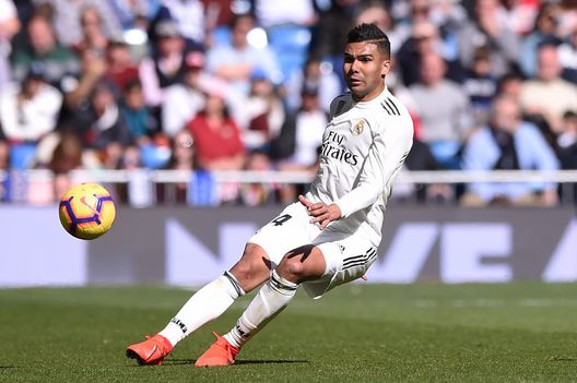 MADRID, SPAIN - FEBRUARY 17: Henrique Casemiro of Real Madrid passes the ball during the La Liga match between Real Madrid CF and Girona FC at Estadio Santiago Bernabeu on February 17, 2019 in Madrid, Spain. (Photo by Denis Doyle/Getty Images) Ancelotti: “Casemiro via? Nessun sostituto. Anche io ho lasciato il Milan e in quel ruolo avevo Pirlo…” - immagine 1