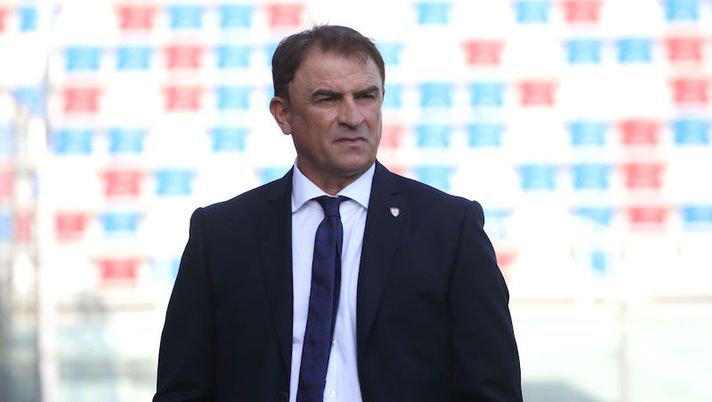 CROTONE, ITALY - FEBRUARY 28: Head coach of Cagliari Leonardo Semplici looks on during the Serie A match between FC Crotone and Cagliari Calcio at Stadio Comunale Ezio Scida on February 28, 2021 in Crotone, Italy. (Photo by Maurizio Lagana/Getty Images) Semplici: “Godin? Ha già parlato la società. Mi dispiace se parte Cragno, al suo posto…” - immagine 1
