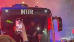 L’Inter è arrivata a San Siro, l’atmosfera da brividi dei tifosi nerazzurri