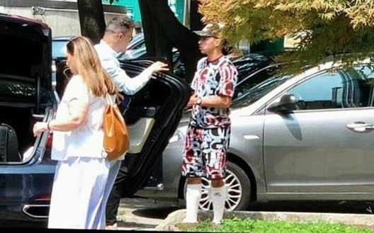 Bennacer, che outfit: nel suo primo giorno al Milan sorprende tutti con un vestito eccentrico (Credits: Gazzetta dello Sport)