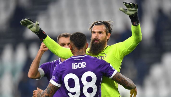 TURIN, ITALY - DECEMBER 22: Bartłomiej Dragowski of Fiorentina celebrates with Igor after the Serie A match between Juventus and ACF Fiorentina at Allianz Stadium on December 22, 2020 in Turin, Italy. Sporting stadiums around Italy remain under strict restrictions due to the Coronavirus Pandemic as Government social distancing laws prohibit fans inside venues resulting in games being played behind closed doors. (Photo by Valerio Pennicino/Getty Images) Fiorentina, finalmente il primo incontro Iachini-Kokorin. Le novità su Dragowski - immagine 1