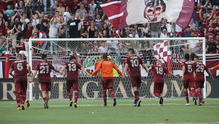 TRAPANI, ITALY - APRIL 23:  Players of Trapani celebrate after the Serie B match between Trapani Calcio v AC Cesena at Stadio Provinciale on April 23, 2016 in Trapani, Italy.  (Photo by Maurizio Lagana/Getty Images) 