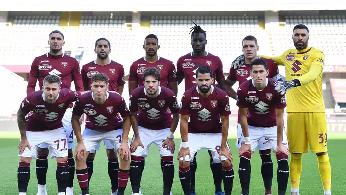 TURIN, ITALY - NOVEMBER 08:  Team of Torino FC line up during the Serie A match between Torino FC and FC Crotone at Stadio Olimpico di Torino on November 8, 2020 in Turin, Italy.  (Photo by Valerio Pennicino/Getty Images)