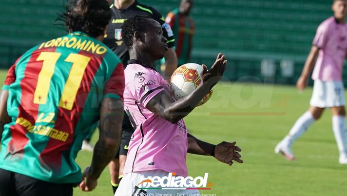 Palermo-Virtus Francavilla, sfida tra “cattivi”: cartellini protagonisti, pugliesi e rosanero al comando Palermo-Virtus Francavilla, sfida tra “cattivi”: cartellini protagonisti, pugliesi e rosanero al comando