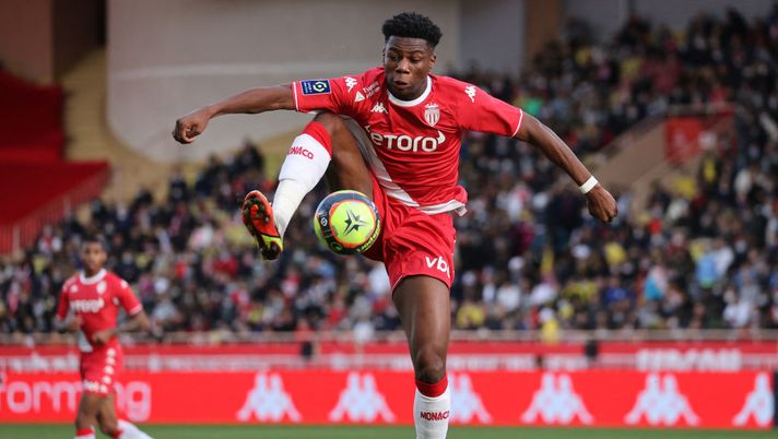 Monaco's French midfielder Aurelien Tchouameni controls the ball during the French L1 football match between AS Monaco and FC Metz at the Louis II stadium in Monaco, on December 5, 2021. (Photo by Valery HACHE / AFP) (Photo by VALERY HACHE/AFP via Getty Images) Ds Monaco: “Tchouaméni è un giocatore completo. Quanto costa per la Juve? Rispondo così” - immagine 1
