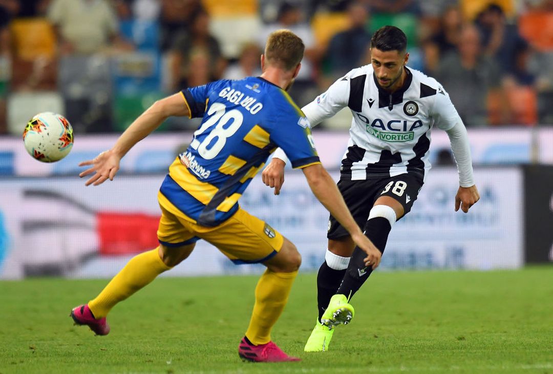  UDINE, ITALY - SEPTEMBER 01: Rolando Mandragora of Udinese Calcio  competes for the ball with  Riccardo Gagliolo of Parma Calcio during the Serie A match between Udinese Calcio and Parma Calcio at Stadio Friuli on September 1, 2019 in Udine, Italy.  (Photo by Alessandro Sabattini/Getty Images) 