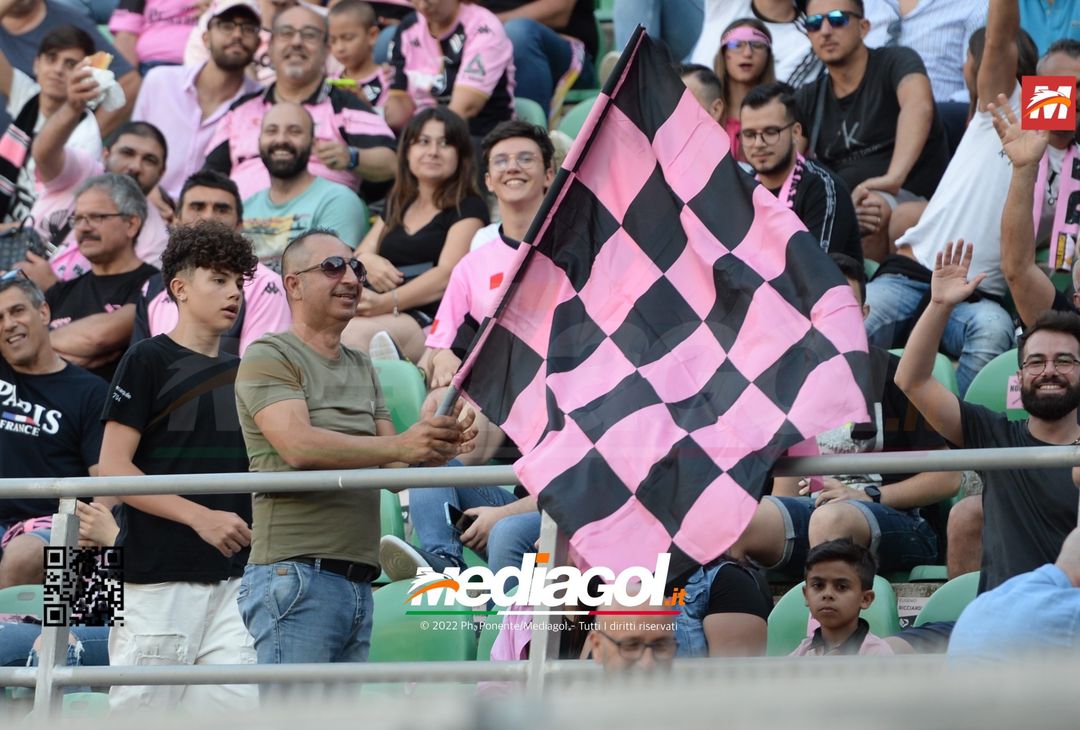 Fototifo, facce da Serie B. I tifosi allo stadio per Palermo-Padova 1-0 - immagine 105