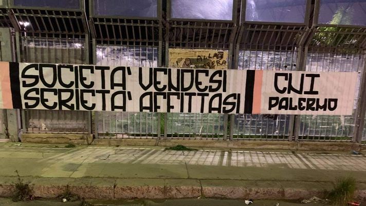 Palermo, prosegue la contestazione: nuovo striscione ultras al &#8220;Renzo Barbera&#8221; 
