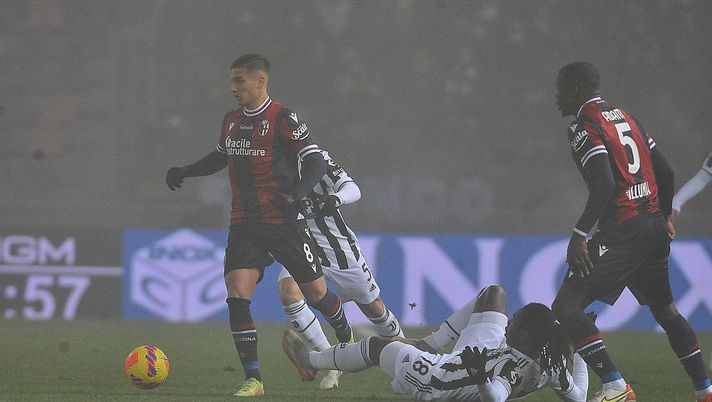 BOLOGNA, ITALY - DECEMBER 18: Nicolas Dominguez of Bologna FC in action during the Serie A match between Bologna FC and Juventus at Stadio Renato Dall'Ara on December 18, 2021 in Bologna, Italy. (Photo by Mario Carlini / Iguana Press/Getty Images) Qui Casteldebole, allenamento in vista del derby: De Silvestri rivalutato domani - immagine 1
