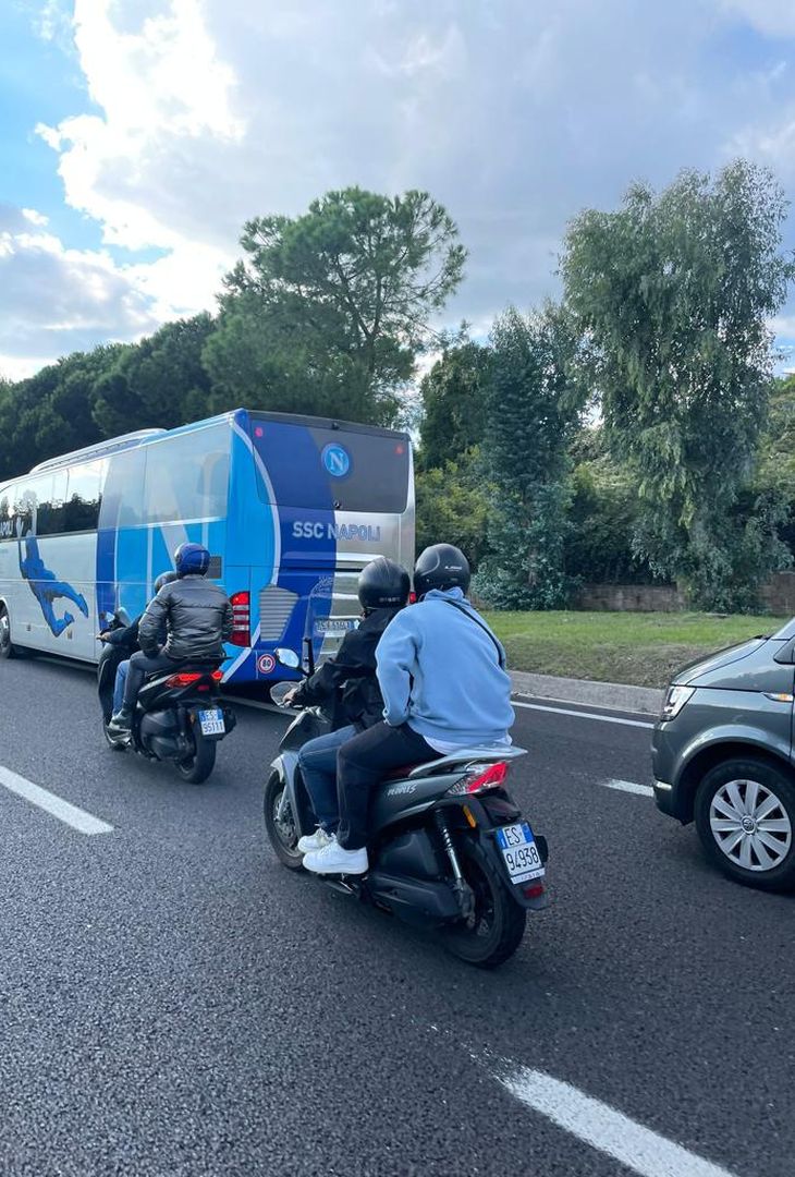 FOTO Gli ultras colorano Napoli d’azzurro: quanto affetto per la squadra! - immagine 2