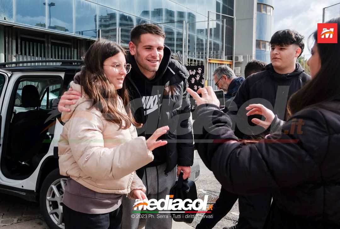 FOTO PALERMO, Orihuela e Saric: autografi e selfie con i tifosi rosanero  (Gallery) - immagine 6