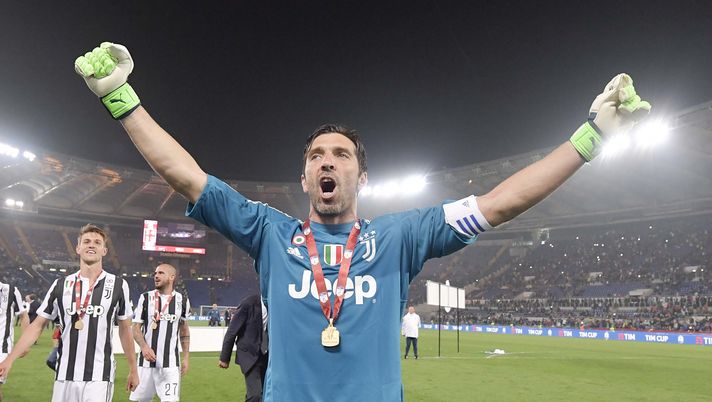 Juventus, l’addio di Gigi Buffon: “Siamo arrivati alla fine di un ciclo, tolgo il disturbo” Juventus, l’addio di Gigi Buffon: “Siamo arrivati alla fine di un ciclo, tolgo il disturbo”