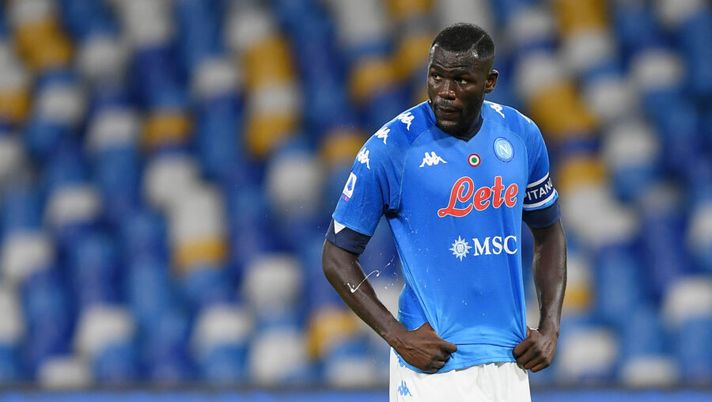 NAPLES, ITALY - NOVEMBER 01: Kalidou Koulibaly of SSC Napoli stands disappointed during the Serie A match between SSC Napoli and US Sassuolo at Stadio San Paolo on November 01, 2020 in Naples, Italy. (Photo by Francesco Pecoraro/Getty Images) ULTIM’ORA – Napoli, secondo caso di Covid dopo Ghoulam: positivo Koulibaly - immagine 1