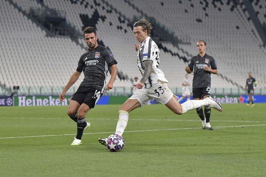 TURIN, ITALY - AUGUST 07: Federico Bernardeschi of Juventus competes for the ball with Leo Dubois of Olympique Lyon during the UEFA Champions League round of 16 second leg match between Juventus and Olympique Lyon at Allianz Stadium on August 07, 2020 in Turin, Italy. (Photo by Daniele Badolato - Juventus FC/Juventus FC via Getty Images) Il dinamico Dubois: dalla “benedizione” di Ranieri all’impresa con la Juve- immagine 3