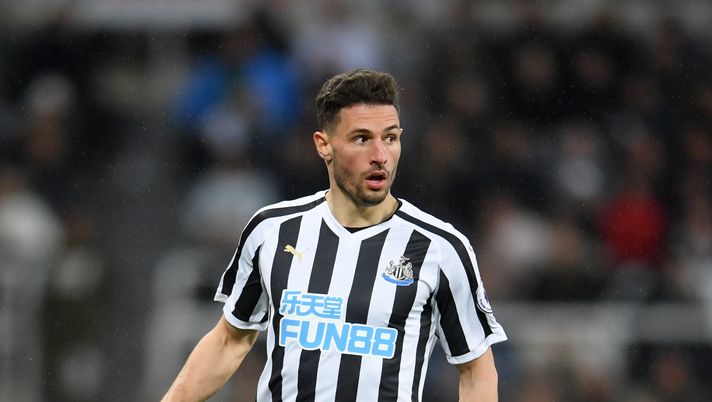 NEWCASTLE UPON TYNE, ENGLAND - MAY 04: Fabian Schar of Newcastle United runs with the ball during the Premier League match between Newcastle United and Liverpool FC at St. James Park on May 04, 2019 in Newcastle upon Tyne, United Kingdom. (Photo by Laurence Griffiths/Getty Images) 