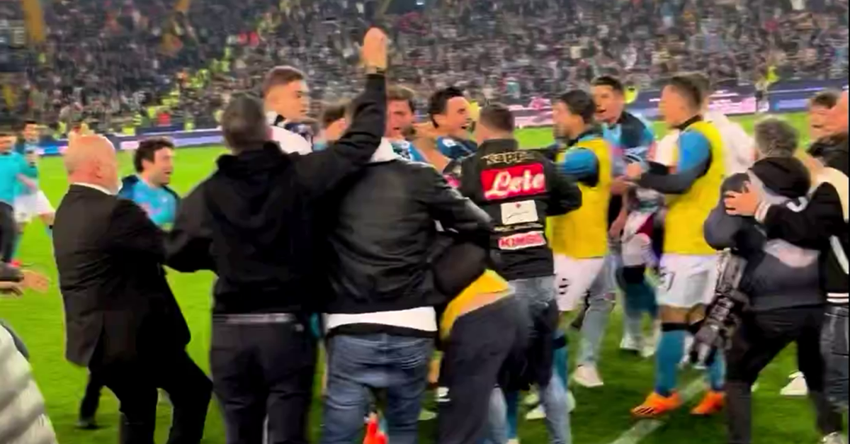 VIDEO L’invasione Di Campo Del Napoli E Dei Tifosi: “Siamo Nella Storia ...