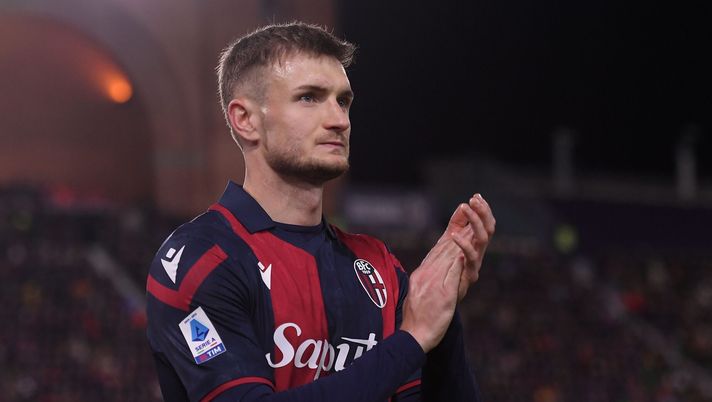 BOLOGNA, ITALY - FEBRUARY 23: Stefan Posch of Bologna FC applauds his fans during the Serie A TIM match between Bologna FC and Hellas Verona FC - Serie A TIM at Stadio Renato Dall'Ara on February 23, 2024 in Bologna, Italy. (Photo by Alessandro Sabattini/Getty Images) Bologna, Posch sogna la Champions: “Continuando così non avremo più ostacoli” - immagine 1