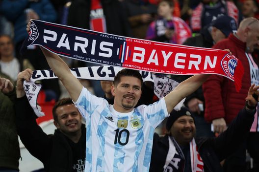 (Photo by Alex Grimm/Getty Images) Tifosi Bayern, la protesta continua anche a Parigi: “20 euro per un biglietto è già tanto…!”- immagine 3