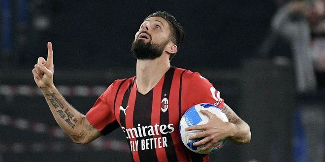 Olivier Giroud (attaccante AC Milan) esulta per il suo gol in Lazio-Milan 1-2 (Serie A 2021-2022) | News (Getty Images)