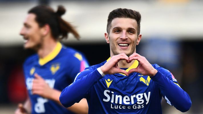 VERONA, ITALY - JANUARY 21: Darko Lazovic of Hellas Verona celebrates after scoring the team's second goal during the Serie A match between Hellas Verona and US Lecce at Stadio Marcantonio Bentegodi on January 21, 2023 in Verona, Italy. (Photo by Alessandro Sabattini/Getty Images)  Lazovic: “Cosa filtra sul mio recupero per l’ultima”. Le novità per Doig e Verdi - immagine 1