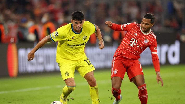 MUNICH, GERMANY - NOVEMBER 01: Raoul Bellanova of FC Internazionale is challenged by Serge Gnabry of Bayern Munich during the UEFA Champions League group C match between FC Bayern München and FC Internazionale at Allianz Arena on November 01, 2022 in Munich, Germany. (Photo by Adam Pretty/Getty Images) Inter, la gara col Bayern rivela una cosa. Segnale importante da Bellanova - immagine 1