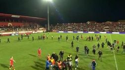 Velez Mostar, gli ultras invadono il campo contro l’arbitro e poi gli incendiano l’auto