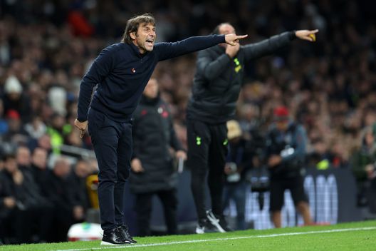 LONDON, ENGLAND - NOVEMBER 06: Antonio Conte, Manager of Tottenham Hotspur gives their team instructions during the Premier League match between Tottenham Hotspur and Liverpool FC at Tottenham Hotspur Stadium on November 06, 2022 in London, England. (Photo by Catherine Ivill/Getty Images) Conte: “Qui cattive abitudini, è sempre l’allenatore a dover spiegare. Critiche? Le accetto ma non capisco…”- immagine 2