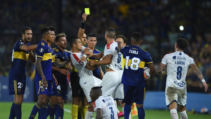 BUENOS AIRES, ARGENTINA - MARCH 10: Referee Guillermo Guerrero of Ecuador shows yellow card to Andres Cadavid of Deportivo Independiente Medellin during a Group H match between Boca Juniors and Deportivo Independiente Medellin as part of Copa CONMEBOL Libertadores 2020 at Estadio Alberto J. Armando on March 10, 2020 in Buenos Aires, Argentina. (Photo by Marcelo Endelli/Getty Images) 