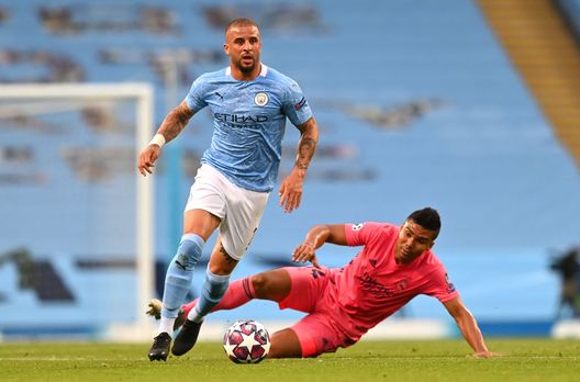 MANCHESTER, ENGLAND - AUGUST 07: Kyle Walker of Manchester City runs with the ball away from a challenge by Casemiro of Real Madrid during the UEFA Champions League round of 16 second leg match between Manchester City and Real Madrid at Etihad Stadium on August 07, 2020 in Manchester, England. (Photo by Shaun Botterill/Getty Images) Carragher boccia lo United: “Scelte sul mercato senza logica, la proprietà ha reso questo club uno zimbello”- immagine 2