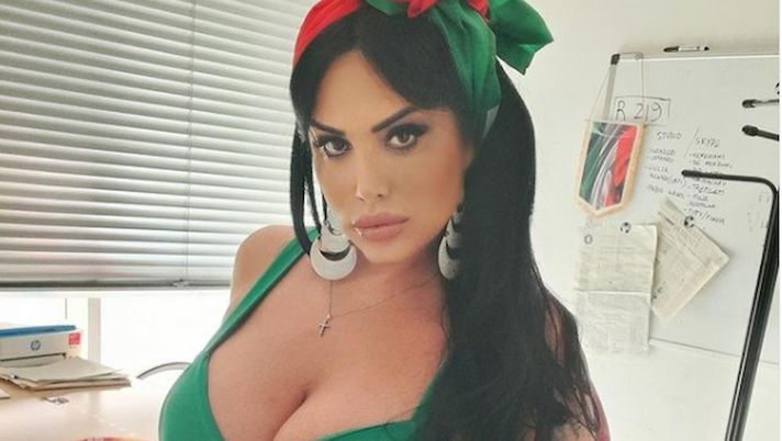 Marika Fruscio vestita di verde fa impazzire i social: la scollatura è bollente Marika Fruscio vestita di verde fa impazzire i social: la scollatura è bollente