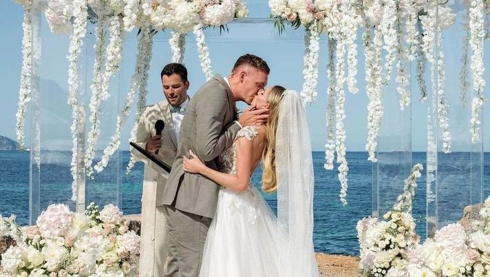 Leno sposa Sophie Christin: “Il più bel giorno della nostra vita”  Leno sposa Sophie Christin: “Il più bel giorno della nostra vita” - immagine 1