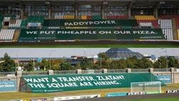 Milan, che accoglienza! Striscioni di sfottò allo stadio dello Shamrock (FOTO)