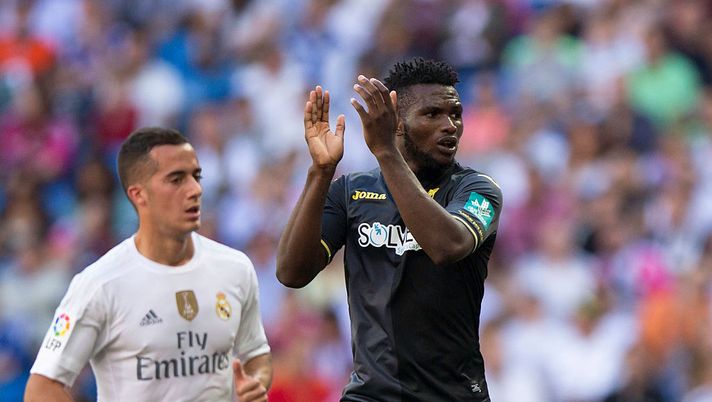 MADRID, SPAIN - SEPTEMBER 19: Success Ajayi Isaac (R) of Granada CF claps behind Lucas Vazquez (L) of Real Madrid CF during the La Liga match between Real Madrid CF and Granada CF at Estadio Santiago Bernabeu on September 19, 2015 in Madrid, Spain. (Photo by Gonzalo Arroyo Moreno/Getty Images) MADRID, SPAIN - SEPTEMBER 19: Success Ajayi Isaac (R) of Granada CF claps behind Lucas Vazquez (L) of Real Madrid CF during the La Liga match between Real Madrid CF and Granada CF at Estadio Santiago Bernabeu on September 19, 2015 in Madrid, Spain. (Photo by Gonzalo Arroyo Moreno/Getty Images)