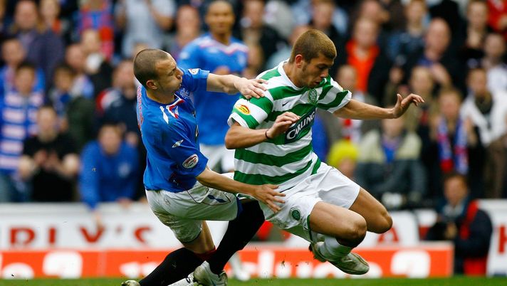 GLASGOW, UNITED KINGDOM - OCTOBER 20: Alan Hutton of Rangers is tackles Massimo Donati of Celtic during the Scottish Premier League match between Rangers and Celtic at Ibrox Stadium on October 20, 2007 in Glasgow, Scotland.  (Photo by Jeff J Mitchell/Getty Images) 