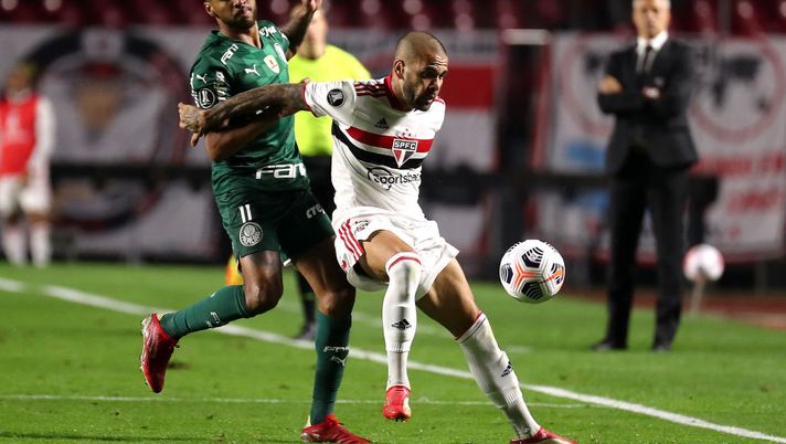SAO PAULO, BRAZIL - AUGUST 10: Wesley Ribeiro of Palmeiras competes for the ball with Dani Alves of Sao Paulo during a quarter final first leg match between Sao Paulo and Palmeiras as part of Copa CONMEBOL Libertadores 2021 at Morumbi Stadium on August 10, 2021 in Sao Paulo, Brazil. (Photo by Sebastiao Moreira - Pool/Getty Images) SAO PAULO, BRAZIL - AUGUST 10: Wesley Ribeiro of Palmeiras competes for the ball with Dani Alves of Sao Paulo during a quarter final first leg match between Sao Paulo and Palmeiras as part of Copa CONMEBOL Libertadores 2021 at Morumbi Stadium on August 10, 2021 in Sao Paulo, Brazil. (Photo by Sebastiao Moreira - Pool/Getty Images)