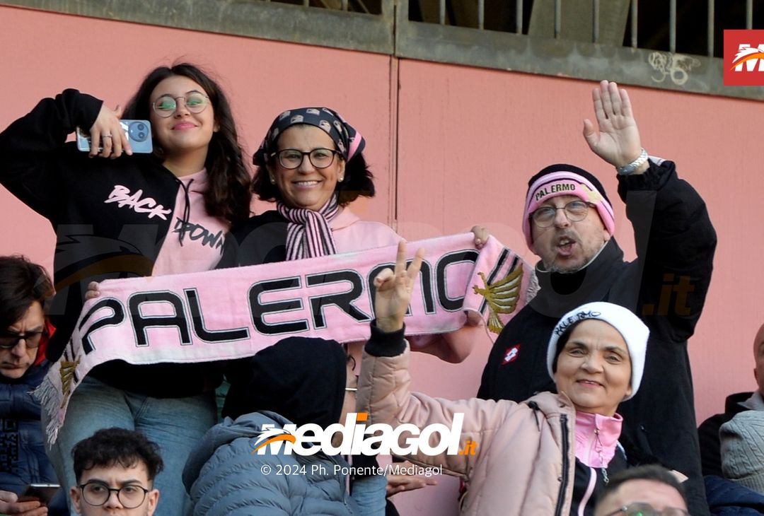 FOTOTIFO Palermo-Como 3-0, gli scatti ai tifosi al “Renzo Barbera” (GALLERY) - immagine 16