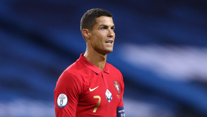 STOCKHOLM, SWEDEN - SEPTEMBER 08: Cristiano Ronaldo of Portugal looks on during the UEFA Nations League group stage match between Sweden and Portugal at Friends Arena on September 08, 2020 in Stockholm, Sweden. (Photo by Linnea Rheborg/Getty Images) Gazzetta gela: “Cristiano Ronaldo, il piano è sfumato. Il Napoli si tiene Osimhen” - immagine 1