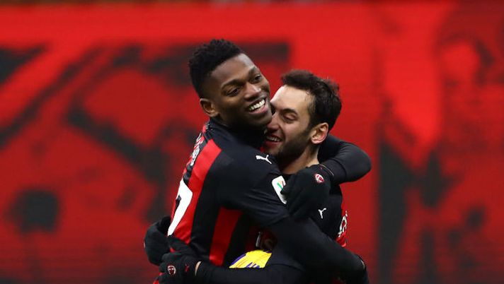 MILAN, ITALY - JANUARY 12: Hakan Calhanoglu of A.C. Milan celebrates with Rafael Leao after scoring the winning penalty during a penalty shoot out during the Coppa Italia match between AC Milan and Torino FC at Stadio Giuseppe Meazza on January 12, 2021 in Milan, Italy. Sporting stadiums around Italy remain under strict restrictions due to the Coronavirus Pandemic as Government social distancing laws prohibit fans inside venues resulting in games being played behind closed doors. (Photo by Marco Luzzani/Getty Images) Milan, sorpasso Kjaer e i favoriti sulla trequarti: le prove di formazione anti-Spezia - immagine 1