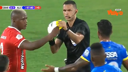 VIDEO, pazzesco in Colombia! Arbitro perde il cartellino, giocatore ammonisce per lui