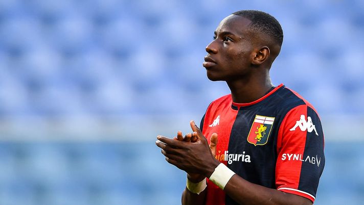 GENOA, ITALY - JANUARY 22: Kelvin Yeboah of Genoa greets the crowd after the Serie A match between Genoa CFC and Udinese Calcio at Stadio Luigi Ferraris on January 22, 2022 in Genoa, Italy. (Photo by Getty Images) Genoa, prove di formazione con Destro: le ultime su Amiri, Yeboah e il possibile piano B - immagine 1