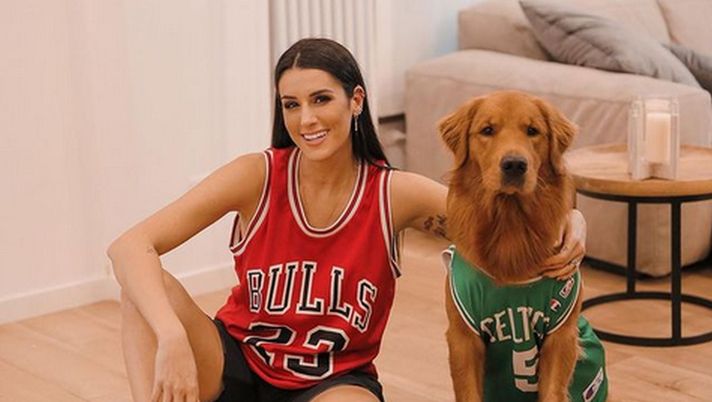 Instagram @valentinavignali Halloween in stile NBA per Valentina Vignali e il suo cane: sfida Jordan-Garnett - immagine 1