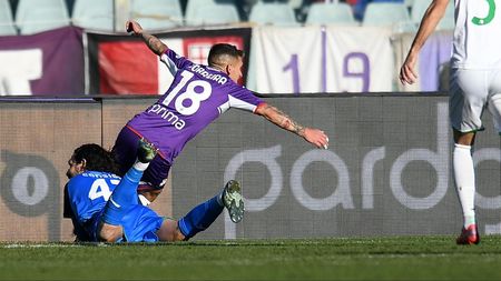 FLORENCE, ITALY - DECEMBER 19: Lucas Torreira of ACF Fiorentina celebrates after scoring his team second goal during the Serie A match between ACF Fiorentina and US Sassuolo at Stadio Artemio Franchi on December 19, 2021 in Florence, Italy. (Photo by Alessandro Sabattini/Getty Images) Torreira in gol in Fiorentina-Sassuolo del 19/12/2021