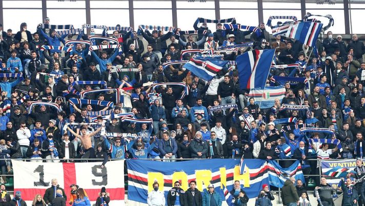 MILAN, ITALY - FEBRUARY 13: The UC Sampdoria fans show their support before the Serie A match between AC Milan and UC Sampdoria at Stadio Giuseppe Meazza on February 13, 2022 in Milan, Italy. (Photo by Marco Luzzani/Getty Images) Sampdoria, curva già esaurita: vanno alla grande i biglietti per il derby - immagine 1