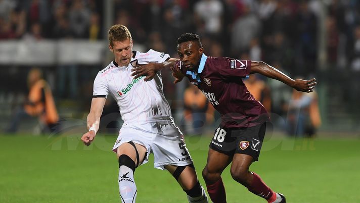 SALERNO, ITALY - MAY 18: Player of US Salernitana Akpa Akpro  vies with US Citta di Palermo player Slobodan Rajkovic during the Serie B match between US Salernitana and US Citta di Palermo at Stadio Arechi on May 18, 2018 in Salerno, Italy.  (Photo by Francesco Pecoraro/Getty Images) 