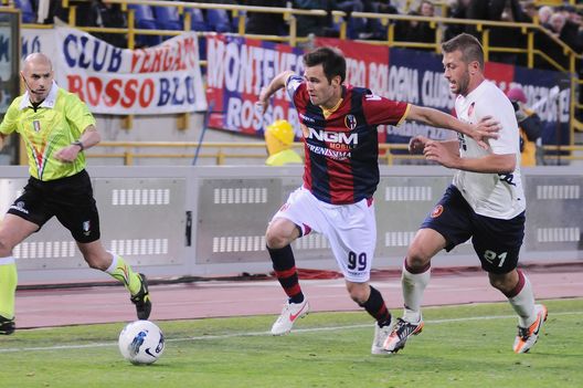 BOLOGNA, ITALY - APRIL 12: Robert Acquafresca # 99 of Bologna FC competes for the ball with Michele Canini # 21 of Cagliari Calcio during the Serie A match between Bologna FC and Cagliari Calcio at Stadio Renato Dall'Ara on April 12, 2012 in Bologna, Italy. (Photo by Mario Carlini / Iguana Press/Getty Images) BOLOGNA, ITALY - APRIL 12: Robert Acquafresca # 99 of Bologna FC competes for the ball with Michele Canini # 21 of Cagliari Calcio during the Serie A match between Bologna FC and Cagliari Calcio at Stadio Renato Dall'Ara on April 12, 2012 in Bologna, Italy. (Photo by Mario Carlini / Iguana Press/Getty Images)