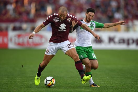 TURIN, ITALY - AUGUST 27: Lorenzo De Silvestri (L) of Torino FC competes with Matteo Politano of US Sassuolo during the Serie A match between Torino FC and US Sassuolo FC at Stadio Olimpico Grande Torino on August 27, 2017 in Turin, Italy. (Photo by Valerio Pennicino/Getty Images) TURIN, ITALY - AUGUST 27: Lorenzo De Silvestri (L) of Torino FC competes with Matteo Politano of US Sassuolo during the Serie A match between Torino FC and US Sassuolo FC at Stadio Olimpico Grande Torino on August 27, 2017 in Turin, Italy. (Photo by Valerio Pennicino/Getty Images)